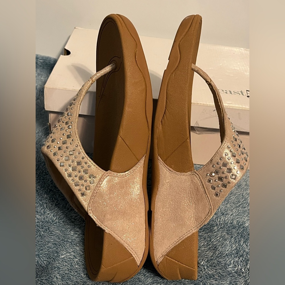 FitFlop Nude  Suede Rhinestone Thong Sandals size 9 - Picture 5 of 9